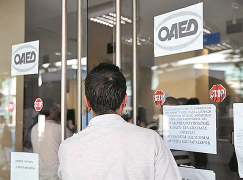 Με προπληρωμένες κάρτες και τα επιδόματα ανεργίας