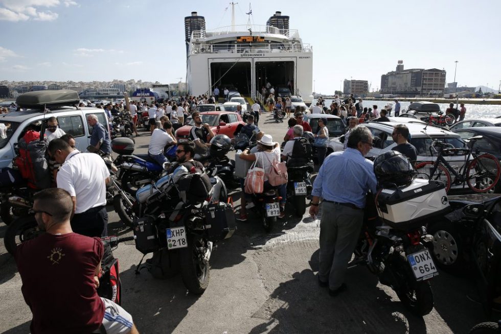 Μείωση τιμών στα ακτοπλοϊκά ζητά η κυβέρνηση, τα «μασάνε» οι ακτοπλόοι – Διορία μέχρι την Πέμπτη