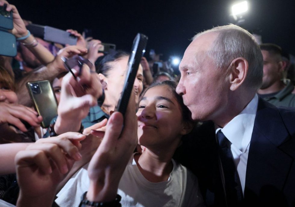 Ρωσία: «Επιχείρηση γοητεία» από τον Πούτιν με το μήνυμα ότι παραμένει ισχυρός
