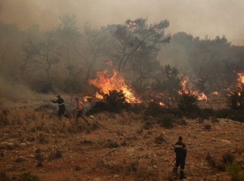 Ακραίος κίνδυνος πυρκαγιάς την Κυριακή – Στο «κόκκινο» η μισή Ελλάδα