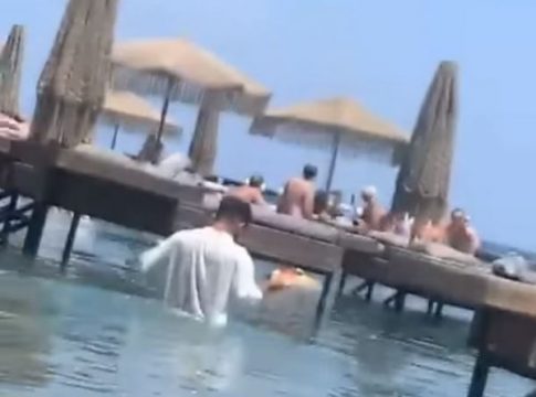 Παράνομο και «σφραγισμένο» από το 2016 το beach bar στη Ρόδο: Η προϊστορία του καταστήματος που έγινε γνωστό για τον κολυμβητή-σερβιτόρο (vid)