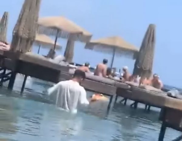 Παράνομο και «σφραγισμένο» από το 2016 το beach bar στη Ρόδο: Η προϊστορία του καταστήματος που έγινε γνωστό για τον κολυμβητή-σερβιτόρο (vid)