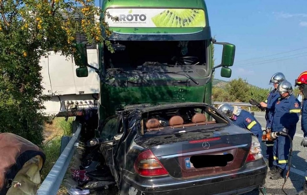 Σοκαριστικές εικόνες από το τροχαίο στην Έδεσσα – Νεκροί οι 5 επιβάτες του ΙΧ που συγκρούστηκε με νταλίκα
