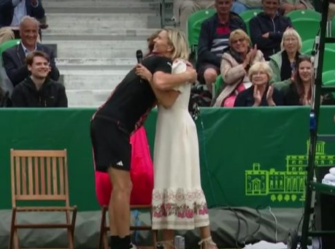 «Ατακτούλης» ο Τσιτσιπάς – Η αγκαλιά με θαυμάστρια που εκνεύρισε την Μπαντόσα