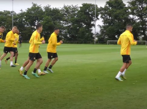 Ούτε η βροχή γλίτωσε τους παίκτες της ΑΕΚ… (vid)