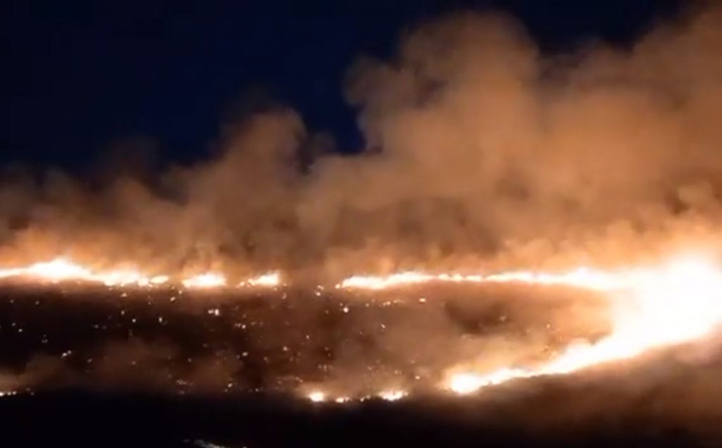 Μεγάλη η φωτιά στο Αλιβέρι μαίνεται σε δύσβαστο σημείο – Ενισχύονται οι πυροσβεστικές δυνάμεις