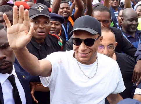 Ο Εμπαπέ επισκέφθηκε το Καμερούν και αποθεώθηκε από τους ντόπιους (pics)