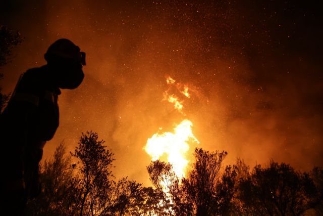 Φωτιά στην Αθηνών – Κορίνθου στο 29ο χλμ – Έκλεισε το ρεύμα προς Κόρινθο (vids)