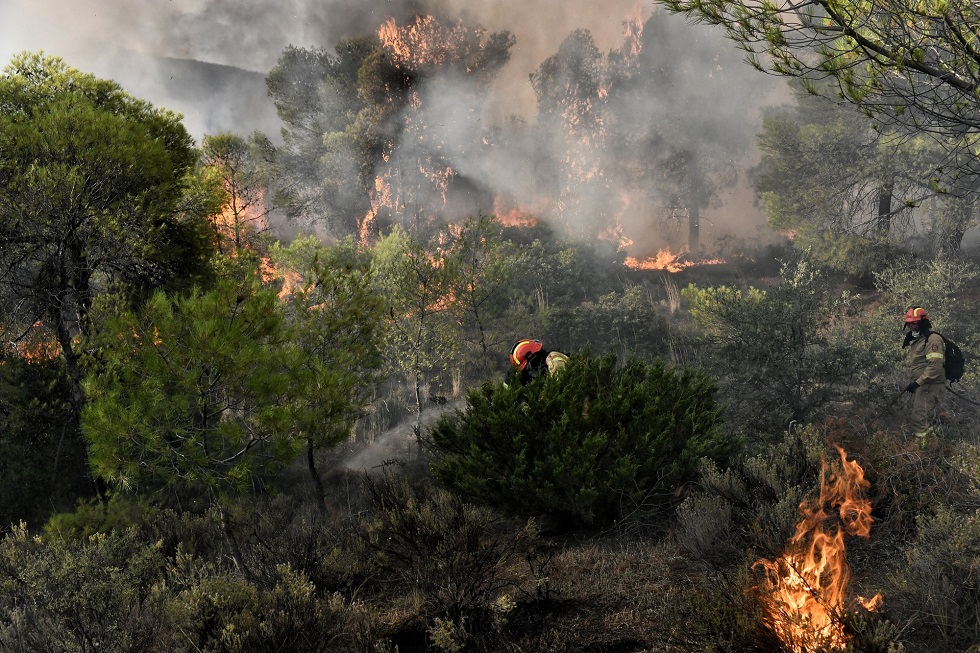 Μαίνεται το πύρινο μέτωπο στη Νάξο – Ενισχύονται οι δυνάμεις της Πυροσβεστικής