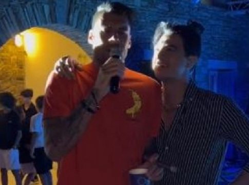 Ο Γιώργος Πρίντεζης έδωσε ρεσιτάλ: Έπιασε το μικρόφωνο και τραγούδησε Μητροπάνο (vid)