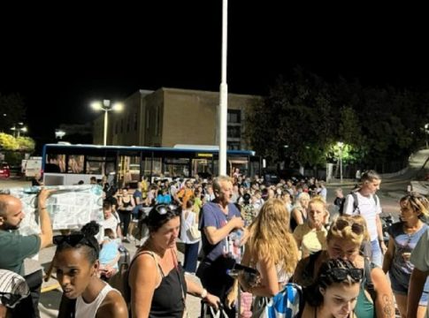 Ρόδος: Το 10% της φέρουσας ικανότητας καταλυμάτων επηρεάζεται από τις πυρκαγιές