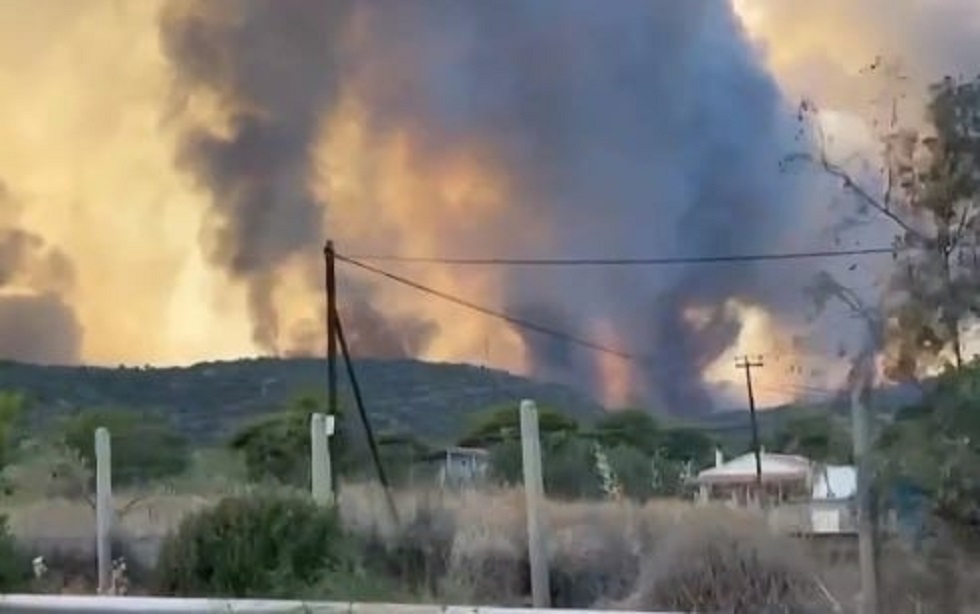 Φωτιές: Στα Δερβενοχώρια το πιο δύσκολο μέτωπο, κινείται προς Μαγούλα – Η εικόνα σε Λουτράκι και Ανατολική Αττική