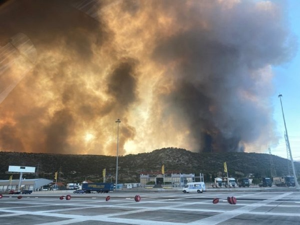 Φωτιά στο Λουτράκι: Εκκενώνονται Άγιος Χαράλαμπος και Πανόραμα