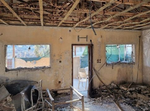 Πολιτική Προστασία: Σχεδόν 200 κτίρια υπέστησαν ζημιές από τις φωτιές σε Αττική και Λουτράκι