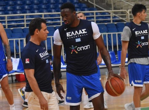 Εθνική μπάσκετ Ανδρών: Πήρε άδεια ο Θανάσης Αντετοκούνμπο και ταξιδεύει στις ΗΠΑ για να υπογράψει σε ομάδα του ΝΒΑ