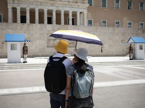 Καύσωνας «Κλέων»: Ξεκινά το τρίτο πιο σφοδρό κύμα – Πού επιστρέφουν τα 44αρια