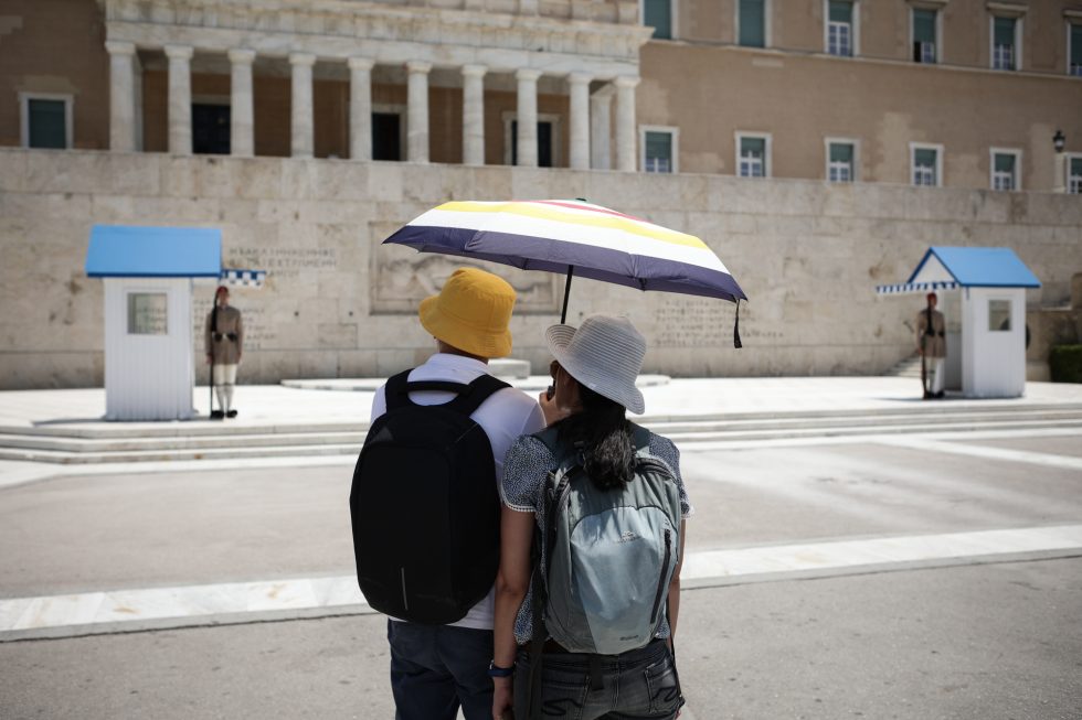 Καύσωνας «Κλέων»: Ξεκινά το τρίτο πιο σφοδρό κύμα – Πού επιστρέφουν τα 44αρια