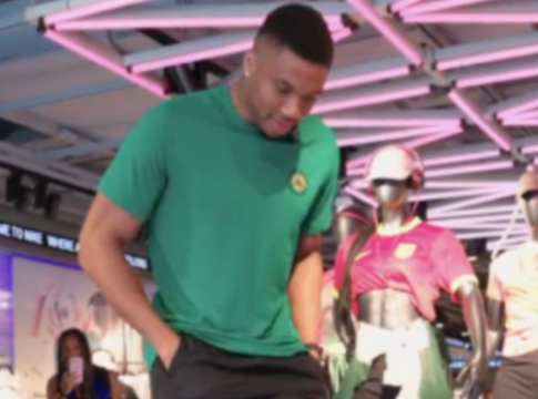 Ο Γιάννης Αντετοκούνμπο αυτοπροτάθηκε για… επιθετικός στη Σαουδική Αραβία (vid)