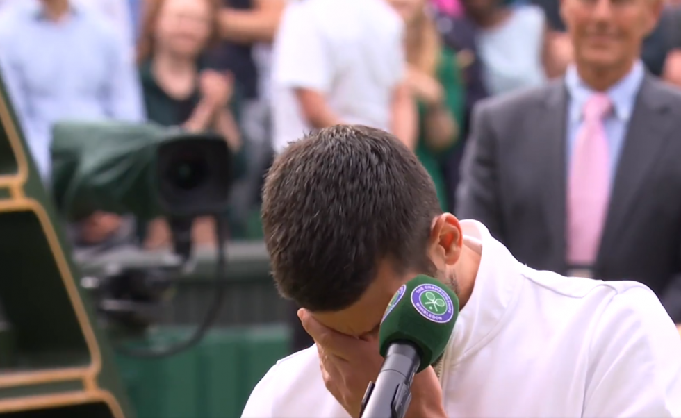 «Λύγισε» ο Τζόκοβιτς μετά το χαμένο τελικό του Wimbledon (vid)