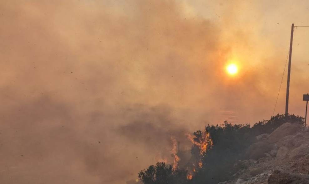 Προς Μαγούλα το πύρινο μέτωπο στα Δερβενοχώρια – Πώς εξελίσσονται οι φωτιές σε Αν. Αττική και Λουτράκι