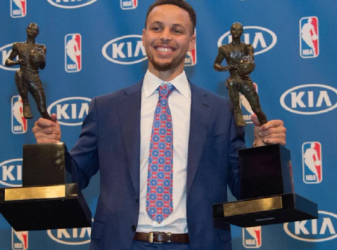 Ο Κάρι «έδειξε» τα δύο είδωλα του