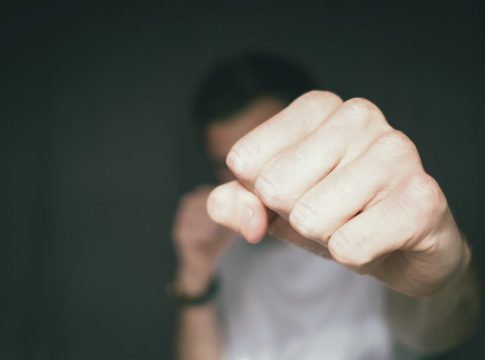 Απίστευτο σκηνικό: Τον απειλούσε με καραμπίνα – «Πού είναι να τον σκοτώσω»