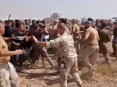 Συγκλονιστικό βίντεο από την άγρια επίθεση Τουρκοκυπρίων στα μέλη του ΟΗΕ