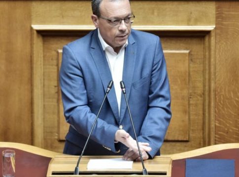 Την παραπομπή βουλευτή της Ελληνικής Λύσης στην επιτροπή δεοντολογίας της Βουλής ζητά ο Φάμελλος