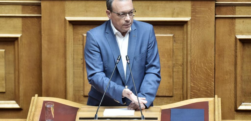 Την παραπομπή βουλευτή της Ελληνικής Λύσης στην επιτροπή δεοντολογίας της Βουλής ζητά ο Φάμελλος