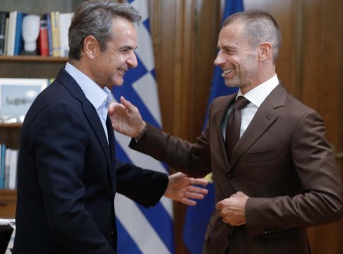 Συνάντηση Μητσοτάκη με τον πρόεδρο της UEFA – Κυβερνητική σύσκεψη με τους ιδιοκτήτες ΠΑΕ