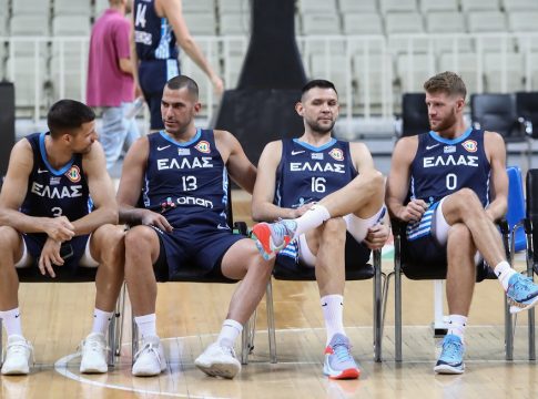 Οι ευχές των παικτών της Εθνικής στον Παπανικολάου για τη γέννηση του δεύτερου παιδιού του (vid)