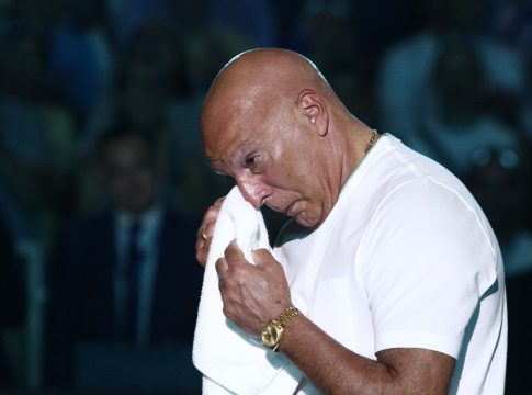 Η φανέλα του αξεπέραστου Νίκου Γκάλη υψώθηκε στον ουρανό του ΟΑΚΑ και ο μύθος «λύγισε» (pics & vids)