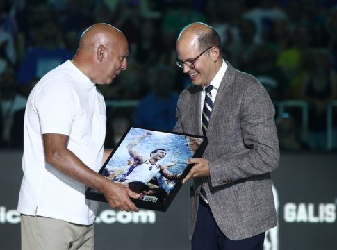 Η στιγμή της βράβευσης του Νίκου Γκάλη (vid)