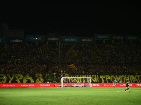 Πανό των οπαδών του Άρη για τον Μιχάλη και κατά των ναζί (pics)