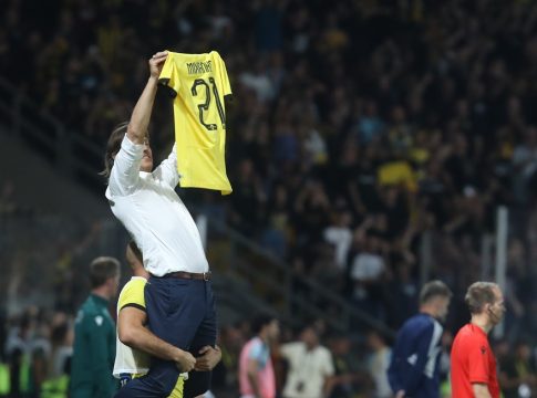 Εκστασιασμένος ο Αλμέιδα φίλησε το χέρι του Αραούχο και πανηγύρισε έξαλλα την πρόκριση (vids)