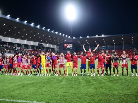 Οι παίκτες του Ολυμπιακού πανηγύρισαν μπροστά στον κόσμο τους την πρόκριση στους ομίλους του Europa League (vid)