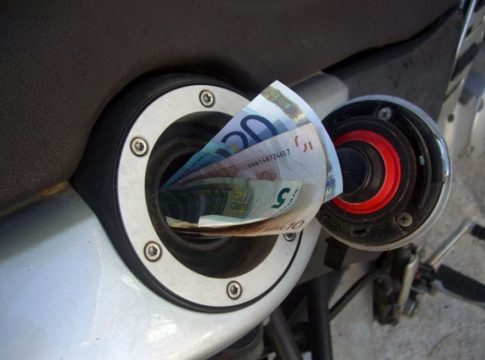 Καύσιμα: Η τιμή της βενζίνης τραβάει την ανηφόρα, παρά τα μέτρα – Με μισθούς Ελλάδας πληρώνουμε τιμές Δανίας
