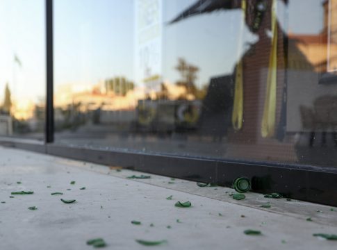 «Του έκοψαν το αυτί αφού τον χτύπησαν με ρόπαλο» – Βραδιά τρομοκρατίας στη Νέα Φιλαδέλφεια – Αποκαλυπτικά βίντεο και μαρτυρίες