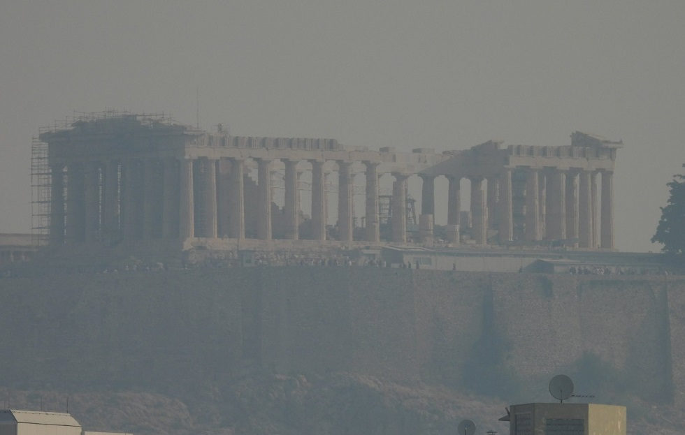 Φωτιά στην Πάρνηθα: Αποπνικτική η ατμόσφαιρα στην Αττική – Οι πυκνοί καπνοί «έκρυψαν» τον Παρθενώνα