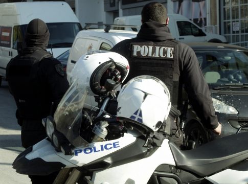 Ζεφύρι: Πυροβολούσε άσκοπα με όπλο που είχε κλαπεί από αστυνομικό – Τρεις συλλήψεις