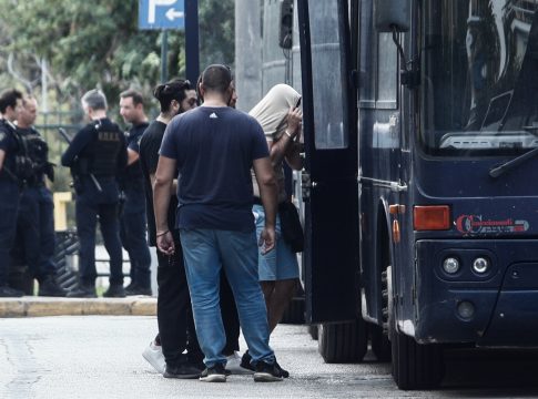 Νέα Φιλαδέλφεια: Μεταφέρονται στις φυλακές οι 105 χούλιγκαν – Φοβούνται το «μίσος» με τους Σέρβους