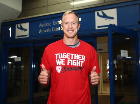 Έφτασε στην Αθήνα για τον Ολυμπιακό ο Σίκμα (pics)