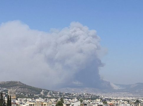 Φωτιά στη Φυλή, 50 άτομα εγκλωβισμένα στη Μονή Κλειστών