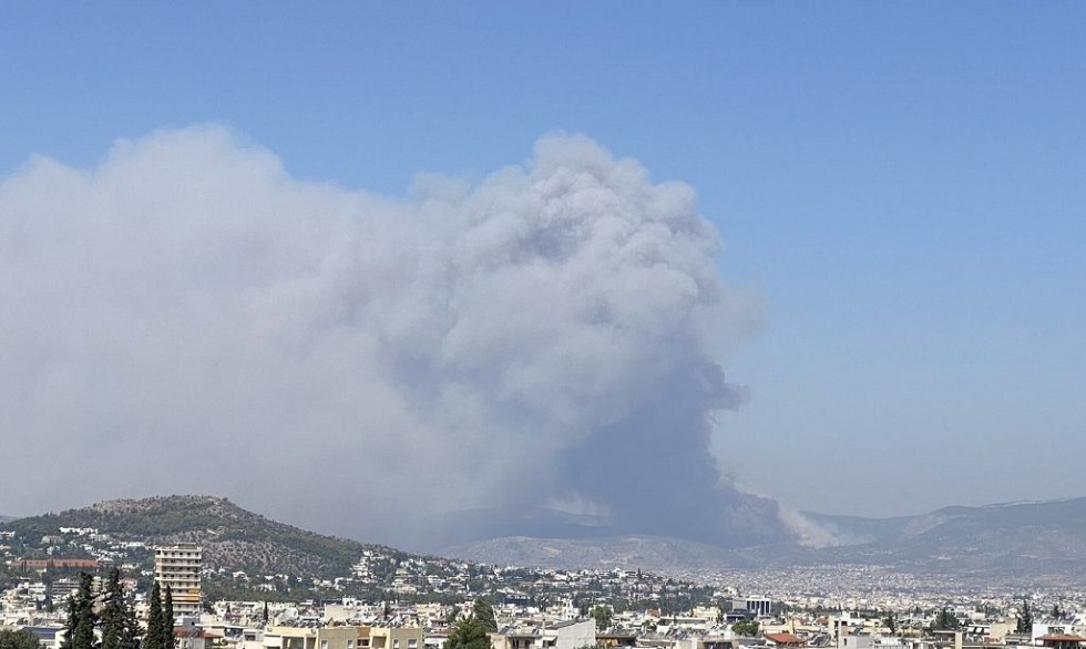 Φωτιά στη Φυλή, 50 άτομα εγκλωβισμένα στη Μονή Κλειστών