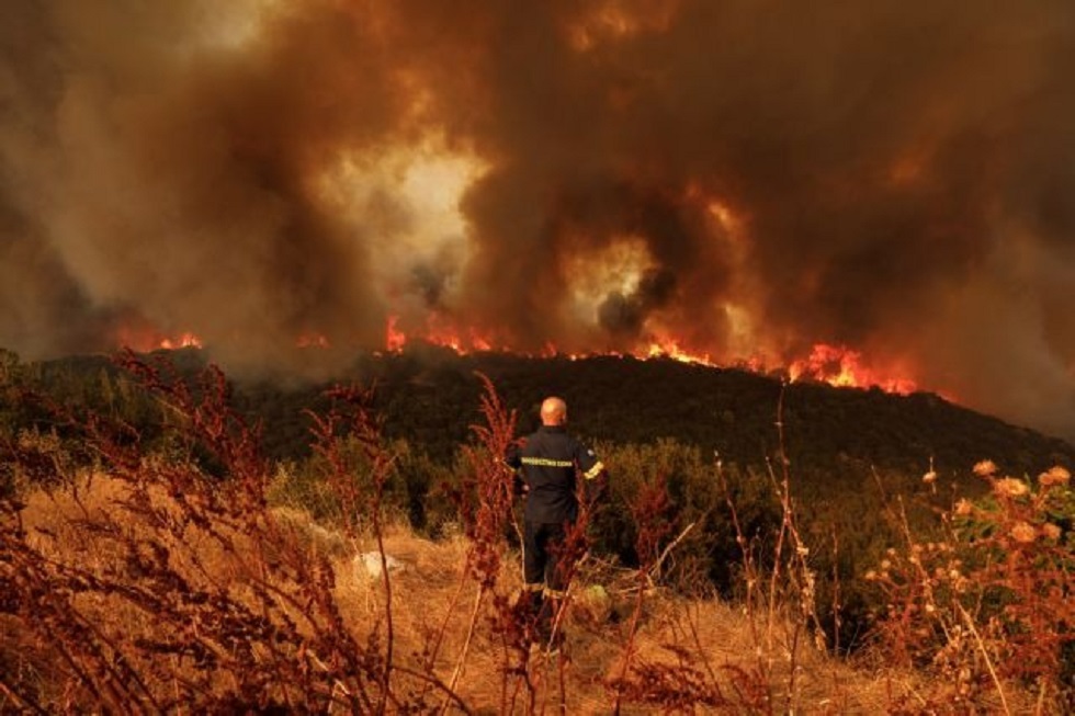 Φωτιά στον Έβρο: Εκκενώνονται τρεις οικισμοί κοντά στην Αλεξανδρούπολη