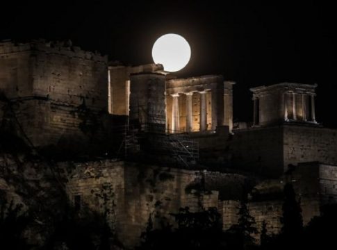 Υπερπανσέληνος Αυγούστου: Ορατό σήμερα το εντυπωσιακό «μπλε» φεγγάρι