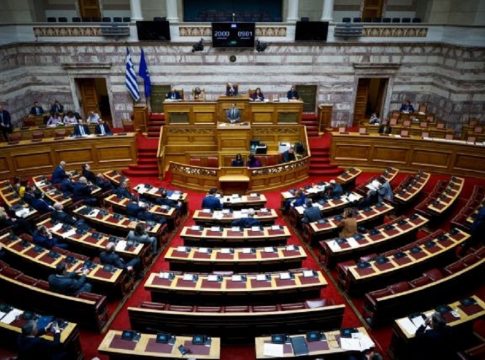 Κόντρα κορυφής σήμερα στη Βουλή για τις φωτιές – Πώς θα αντικρούσει ο Μητσοτάκης τις επικρίσεις της αντιπολίτευσης