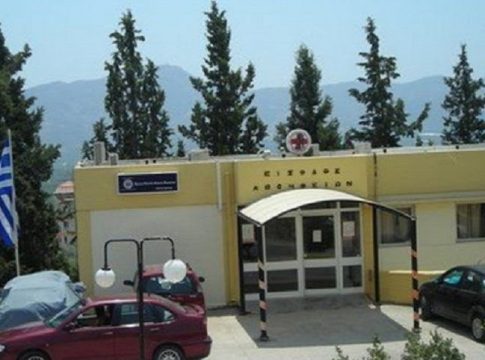 Άγριο ξύλο στο Κέντρο Υγείας Μοιρών – Με σφυριά, καδρόνια, σπρέι πιπεριού