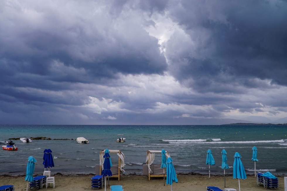 «Άνοιξαν οι ουρανοί» στην Κέρκυρα, μήνυμα του 112 – Απεγκλωβίστηκαν 10 τουρίστες από παραλία