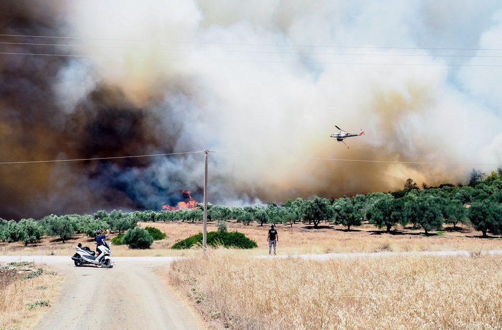 Εύβοια: Έφτασε στον Βατώντα το πύρινο μέτωπο, μηνύματα του 112 για εκκένωση – Σε ετοιμότητα το Λιμενικό